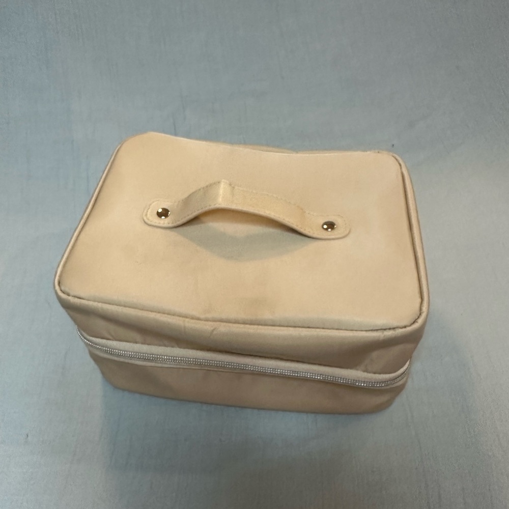 The Hanging Cosmetic Case - Picture 3 of 10